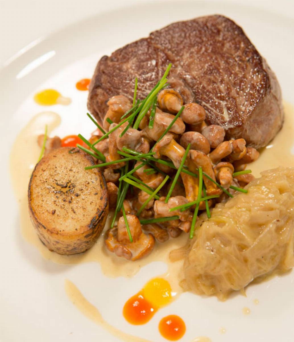 Filet-mignon-z-kurkami-i-cebula