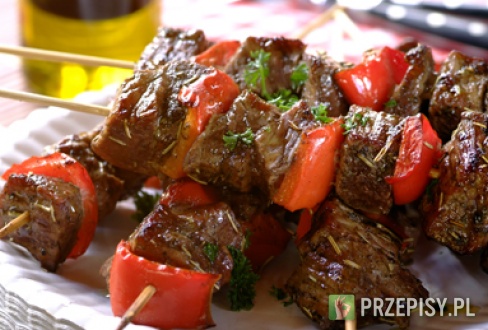 Grillowane wołowe szaszłyki z papryką i rozmarynem