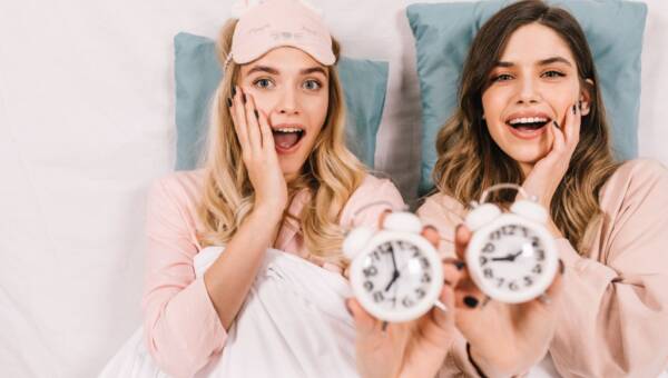 kobiety z budzikami w ręku