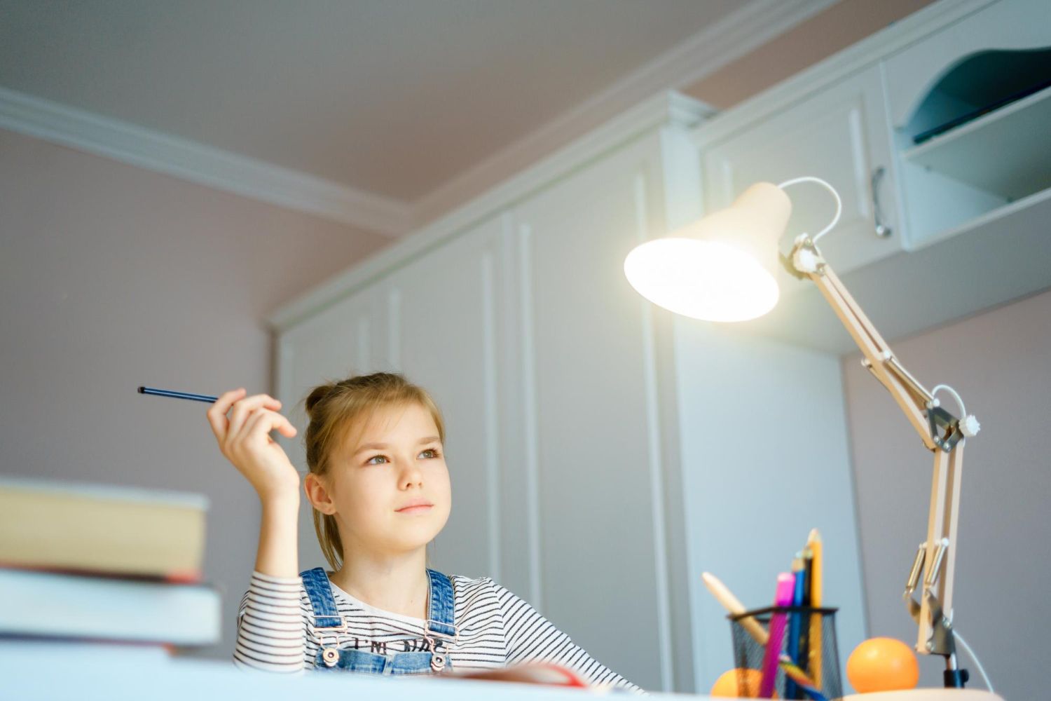 Portret szczęśliwego chłopca z zapaloną lampą w domu