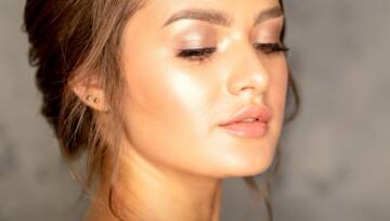 Porady wizażystki: Jak wykonać szybki, minimalistyczny i rozświetlający makijaż Porady wizażystki: Jak wykonać szybki, minimalistyczny i rozświetlający makijaż