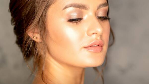 Porady wizażystki: Jak wykonać szybki, minimalistyczny i rozświetlający makijaż