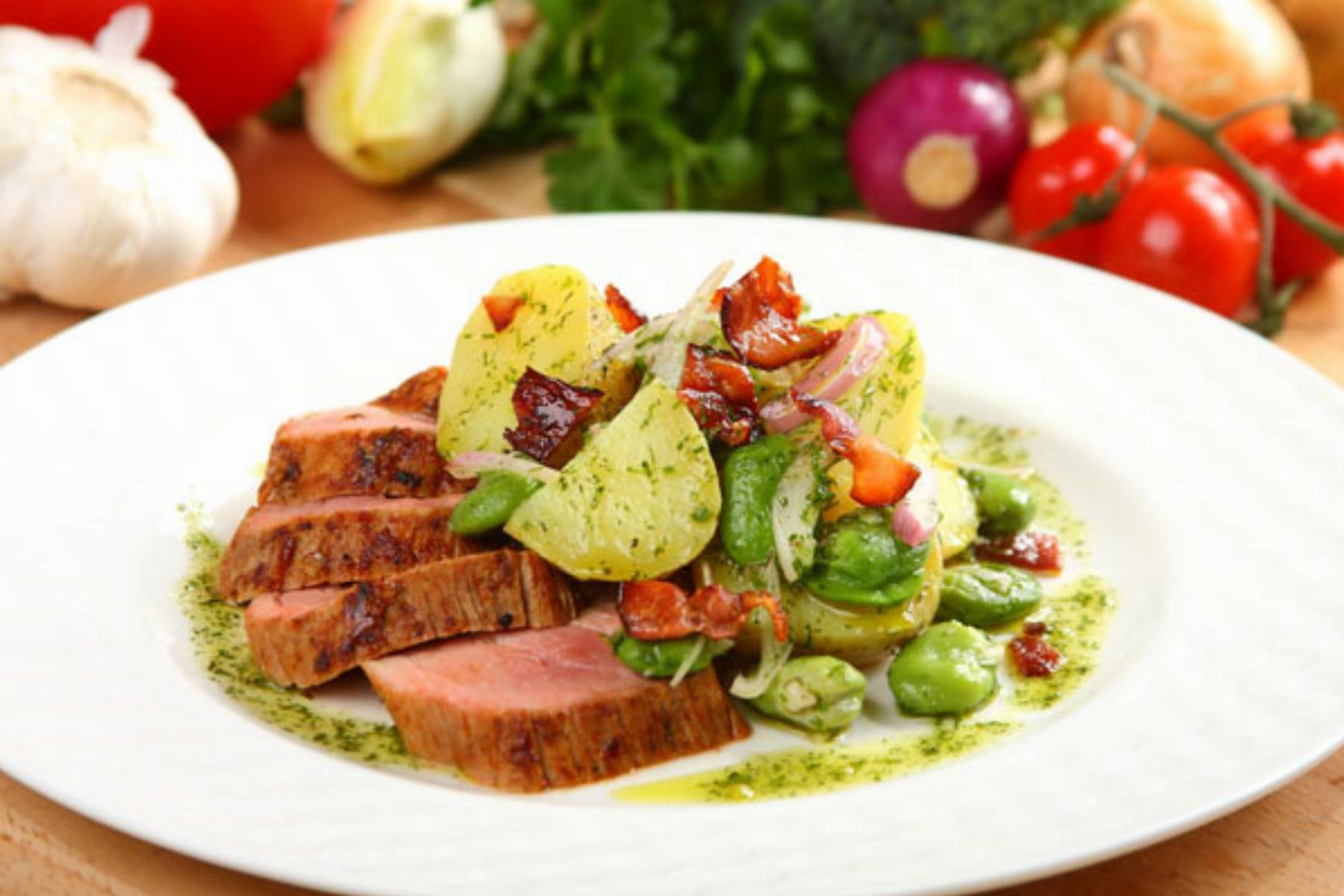 Sałatka ziemniaczana z polędwiczką wieprzową