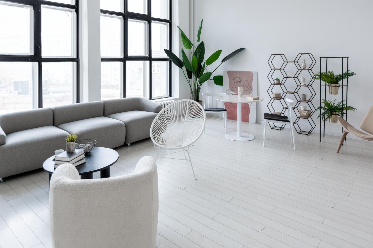 Modne wnętrza - biel i kolorystyczne akcenty