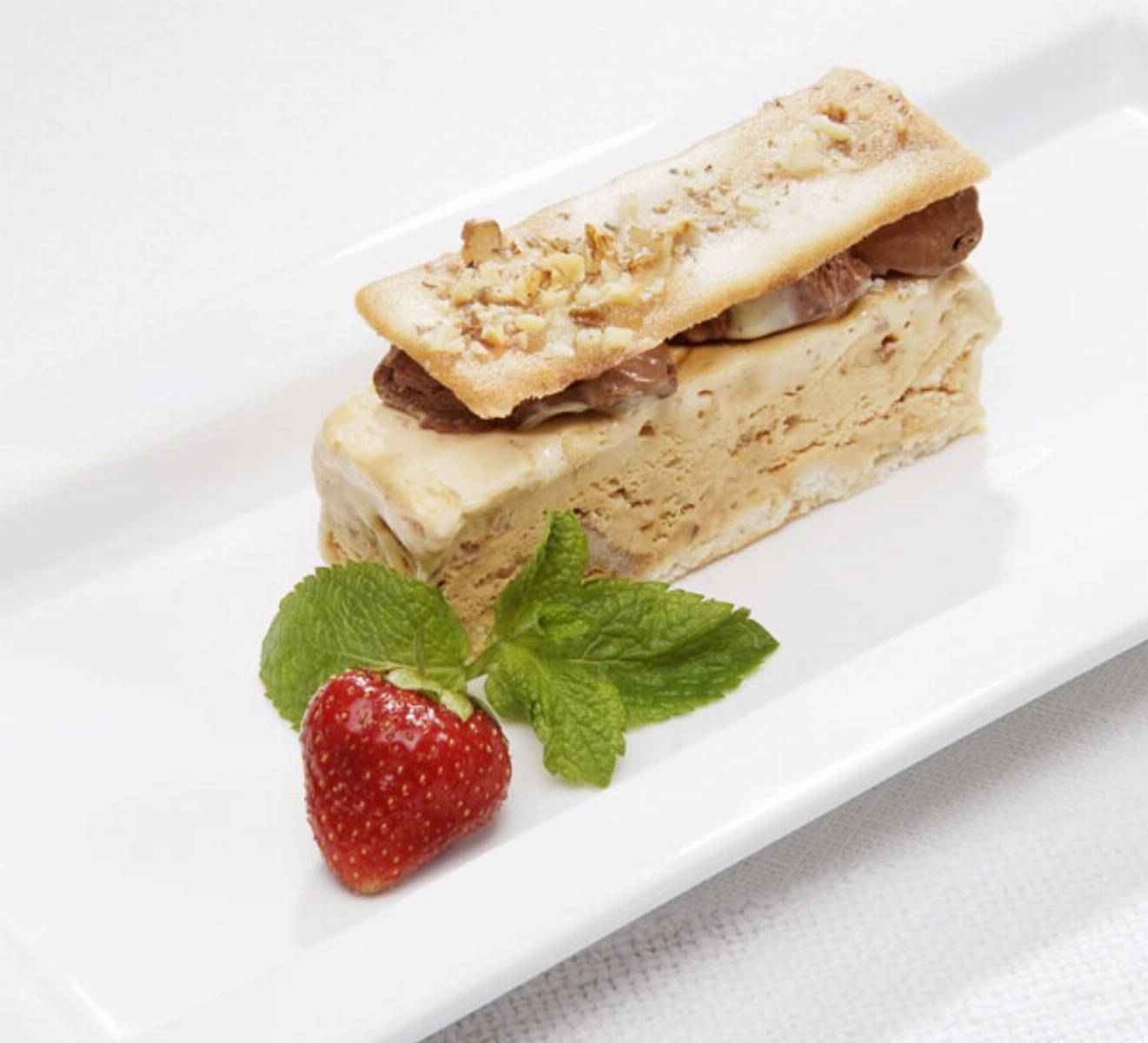 Daquoise z karmelem i chrupiącymi orzechami włoskimi