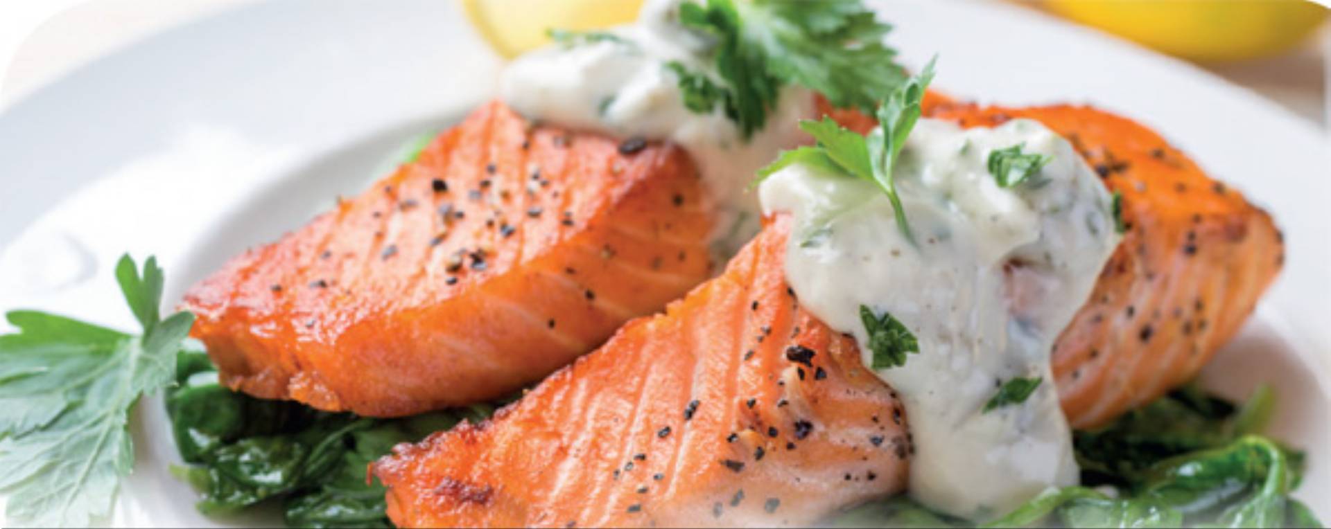 Łosoś na szpinaku z sosem kaparowo-miętowym