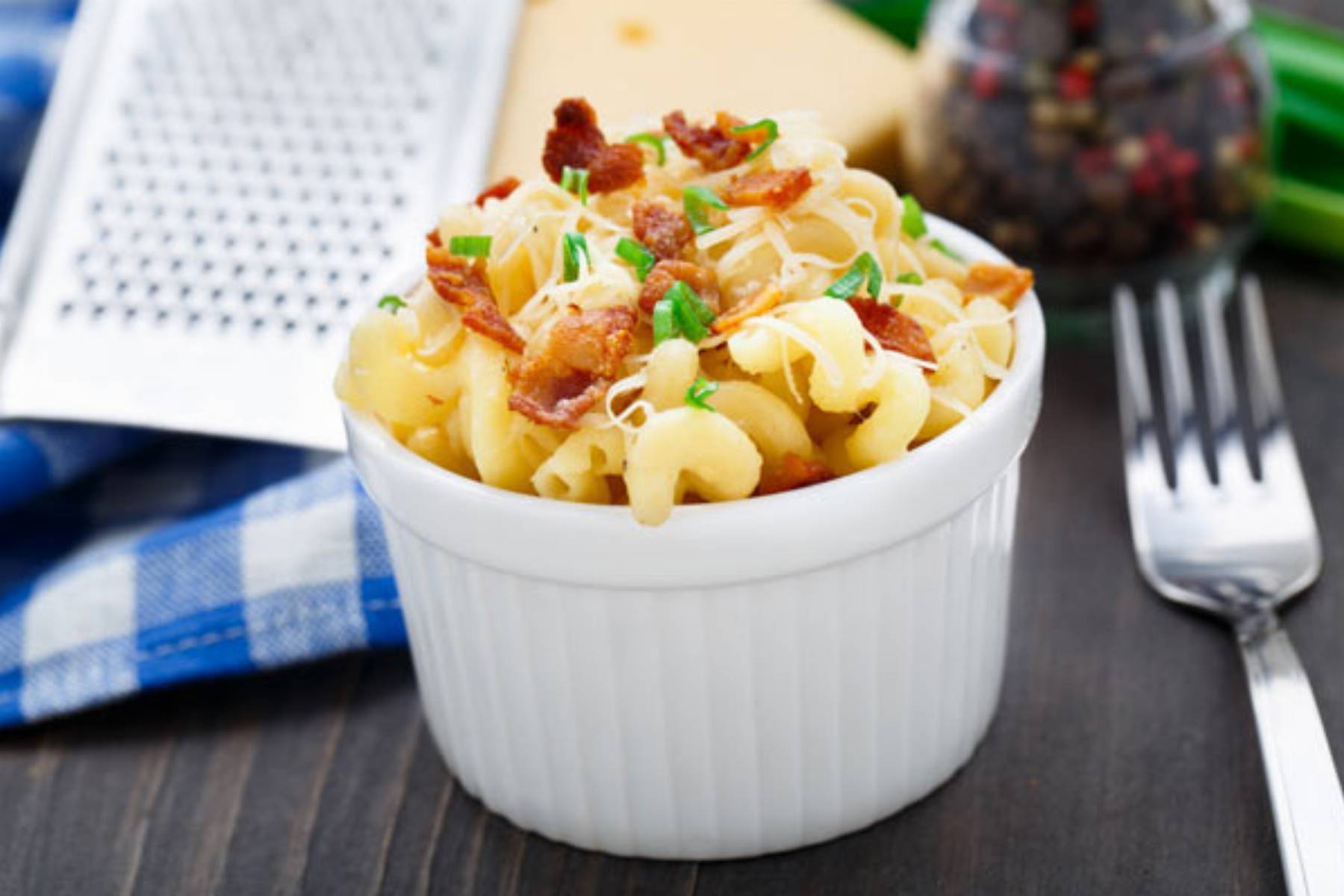 Makaron-z-serem-i-boczkiem-w-delikatnym-mlecznym-sosie