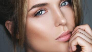 kobieta z pięknymi brwiami