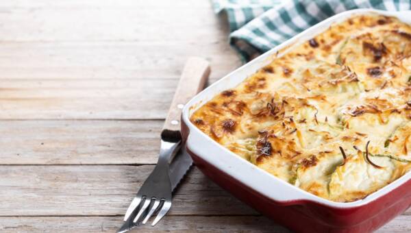 Zapiekanka makaronowa z serem pleśniowym i gruszką