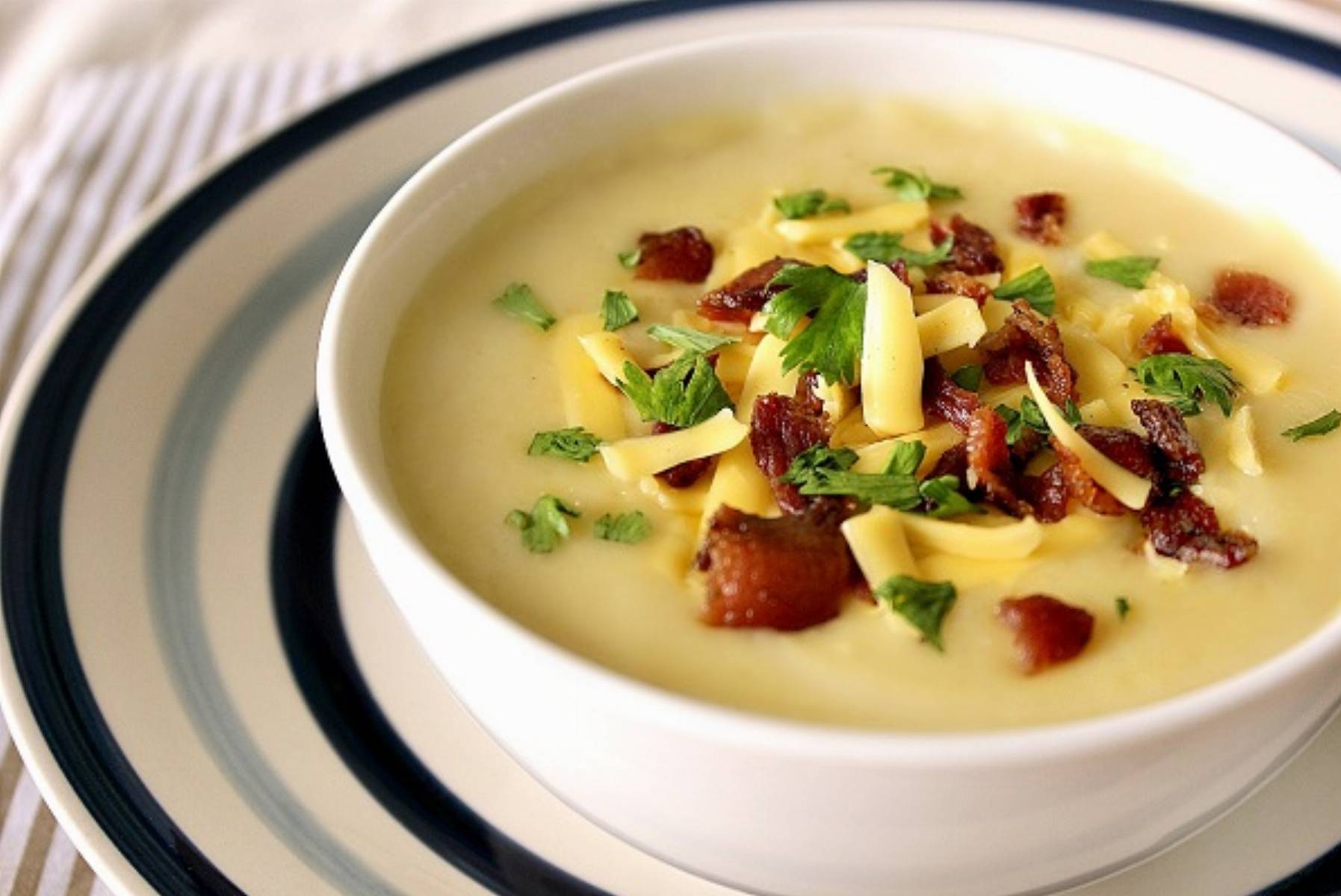 Суп с грибами рисом и картошкой. Супы. Картофельный суп. Картофельный суп с беконом. Похлебка с картошкой.