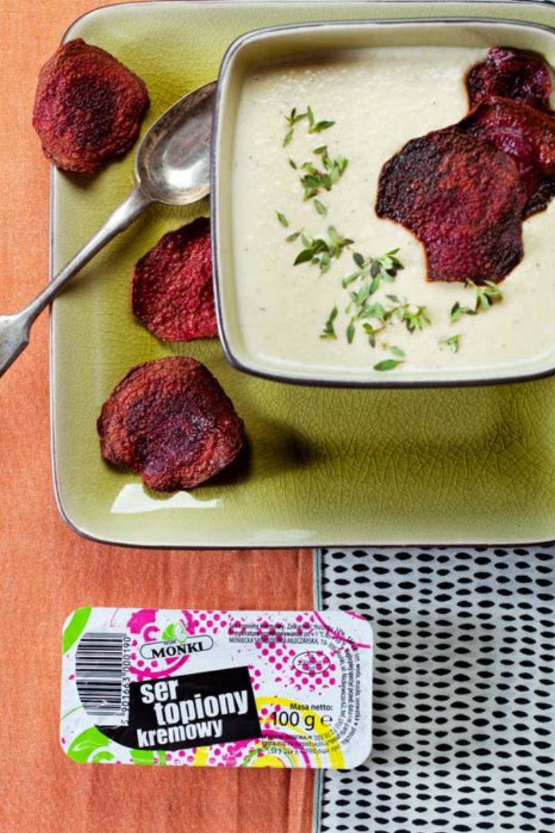 Zupa krem warzywno-serowy z chipsami z buraków