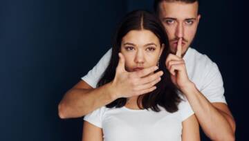 Bądź cicho zasłonięte usta