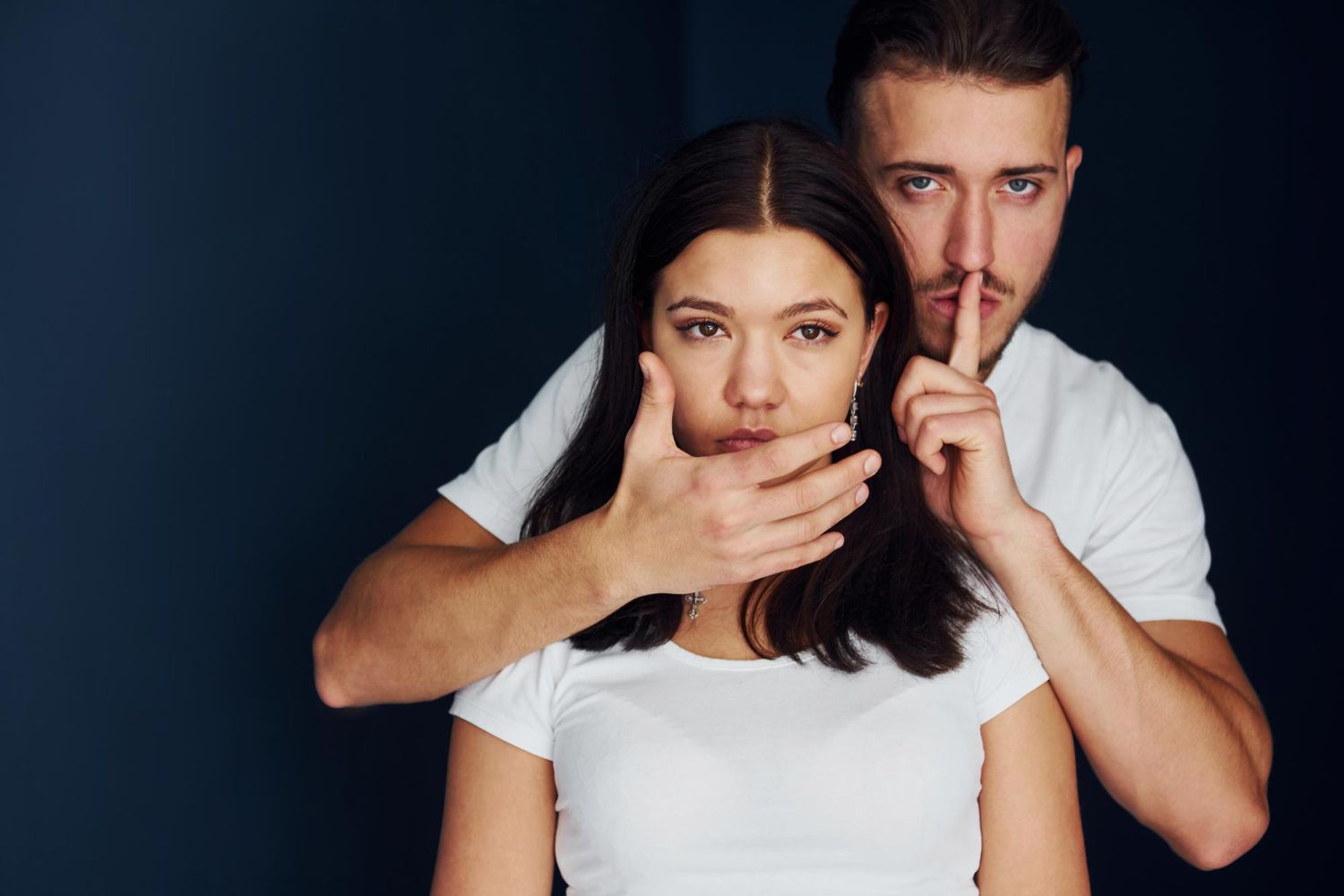 Bądź cicho zasłonięte usta