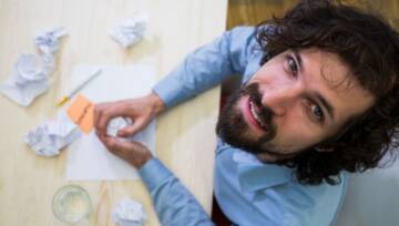 mężczyzna niezdecydowany