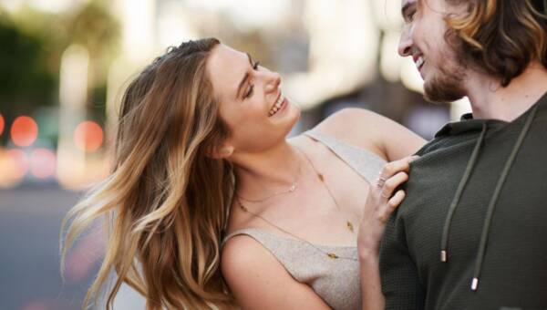 kobieta flirtująca z mężczyzną