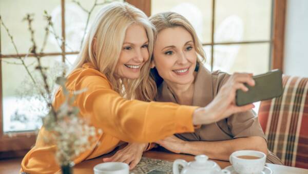 przyjaciółki w średnim wieku na spotkaniu