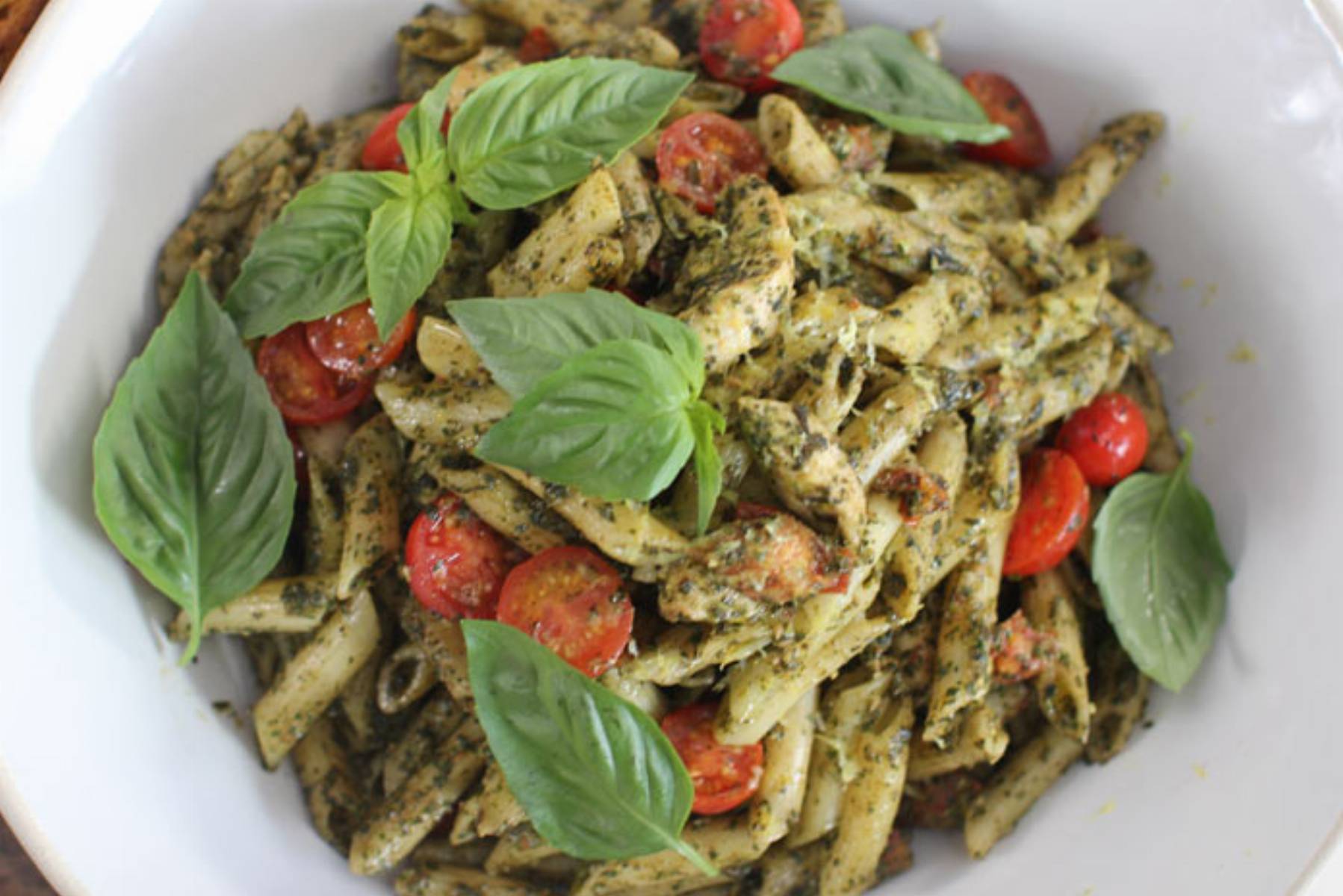 Penne-z-kurzakiem-i-pesto