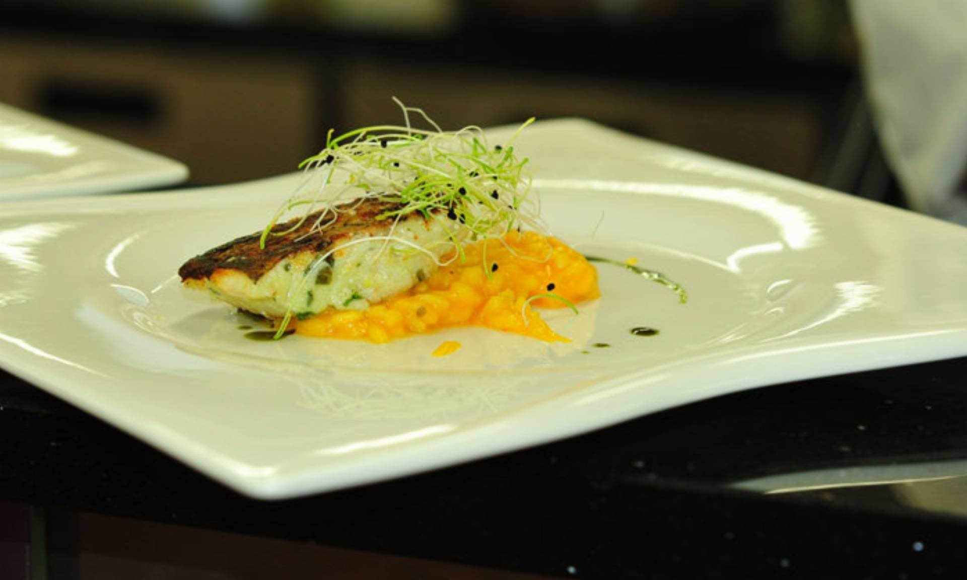 Sandacz-z-chrupiaca-skorka-na-dyniowym-risotto