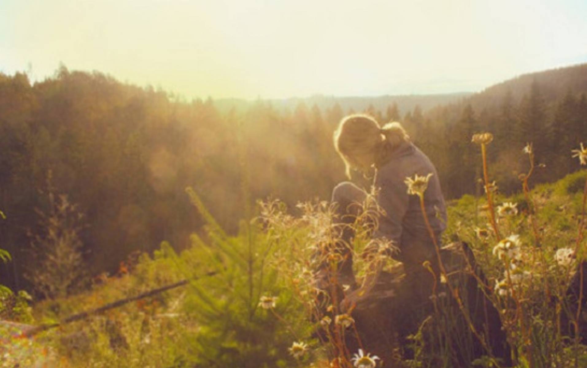 Smutna dziewczyna na wsi