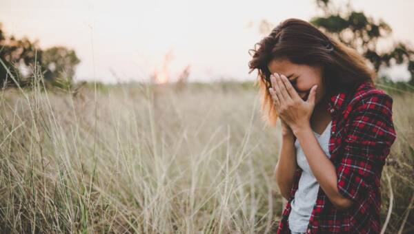 smutna kobieta na wsi