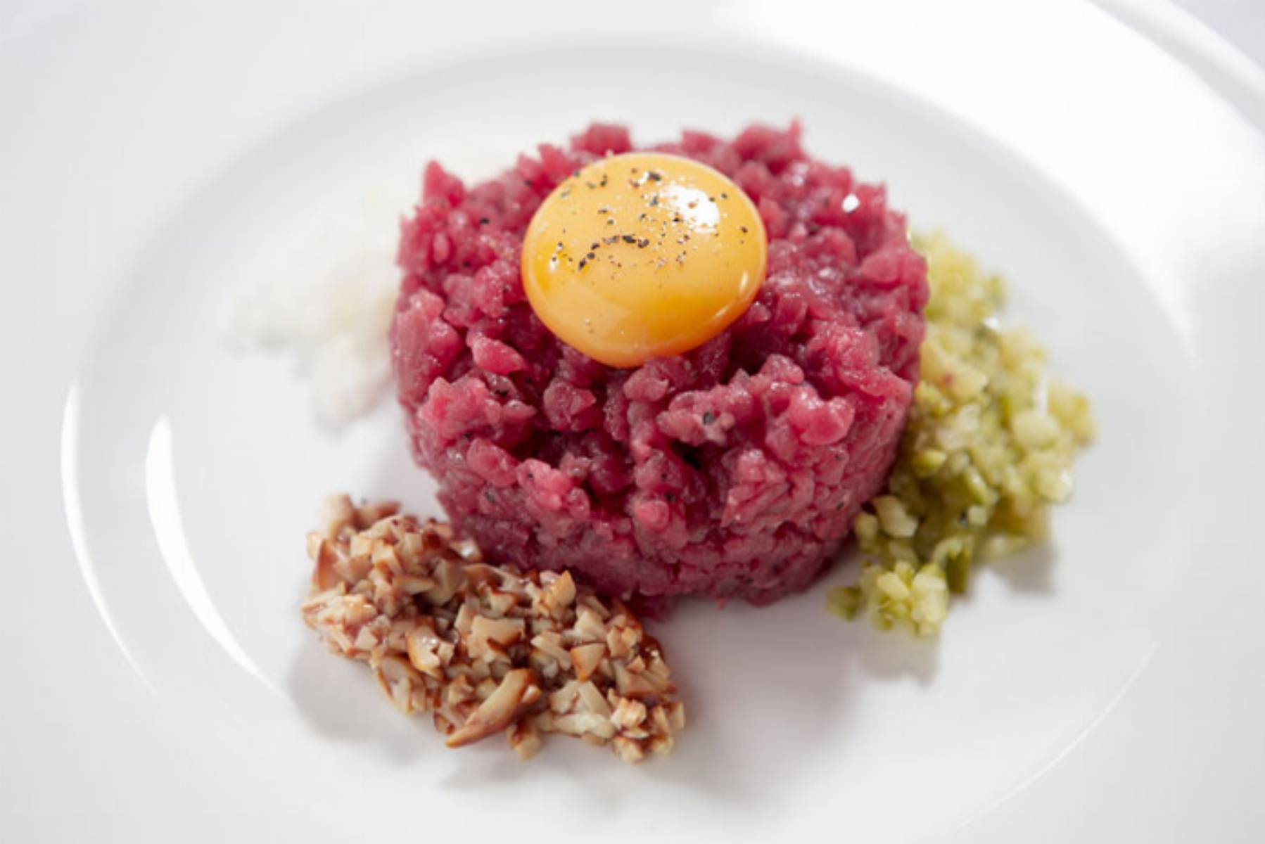 Tatar wołowy z klasycznymi dodatkami