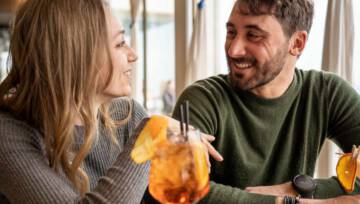 Jak rozpoznać, że mężczyzna flirtuje?