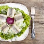 swiateczne-sledzie-z-sosem-czosnkowym