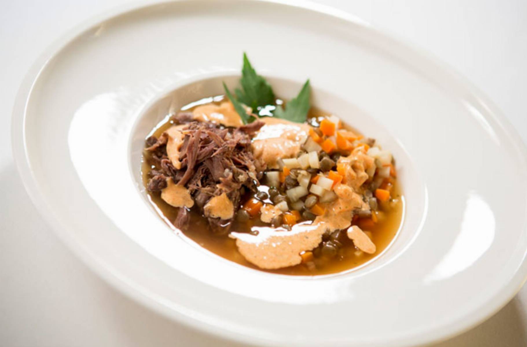 Zupa z ogonów wołowych z soczewicą i paprykową pianką