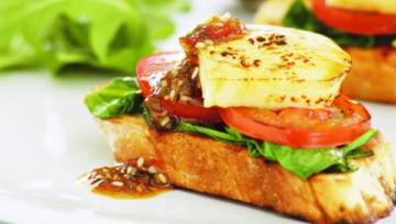 Bruschetta z serem halloumi i sosem Teriyaki Kikkoman