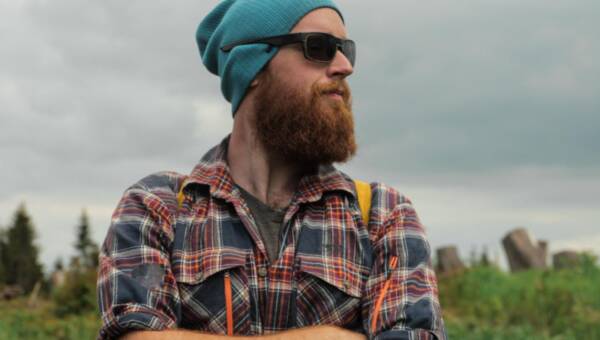 Młody mężczyzna w okularach przeciwsłonecznych