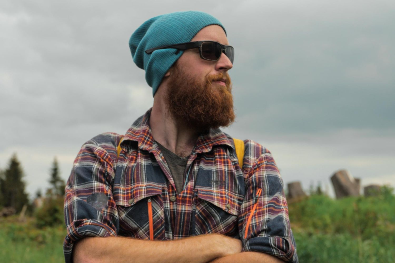 Młody mężczyzna w okularach przeciwsłonecznych