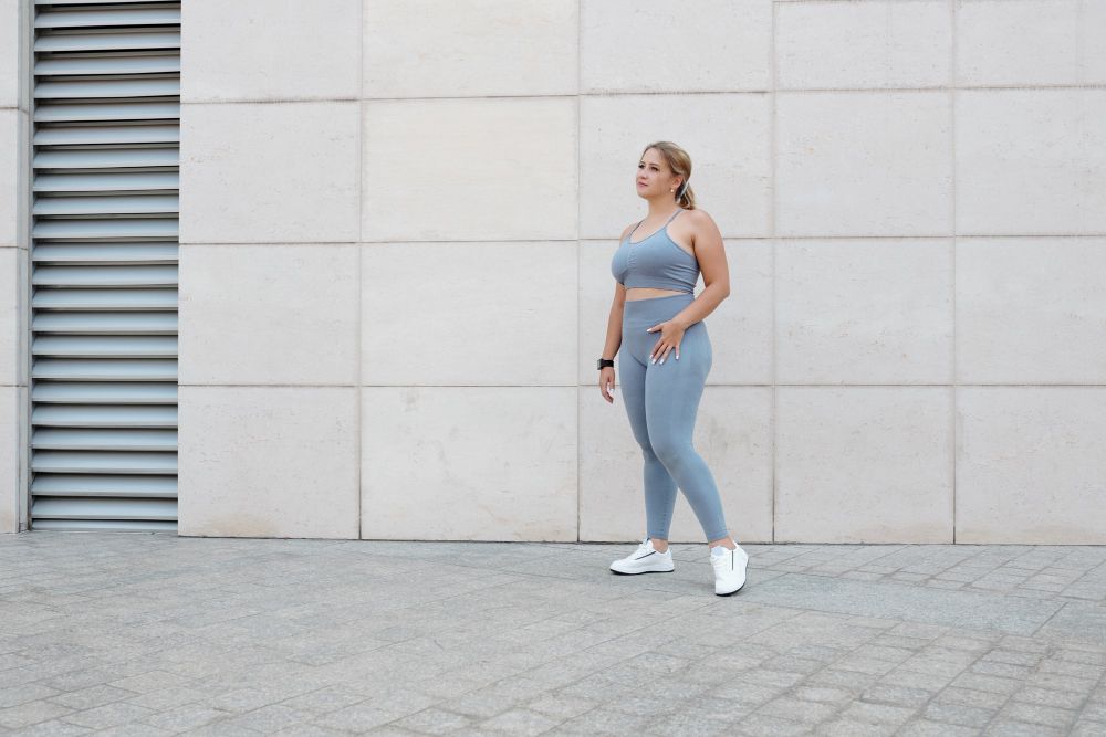 kobieta plus size ubrana w legginsy