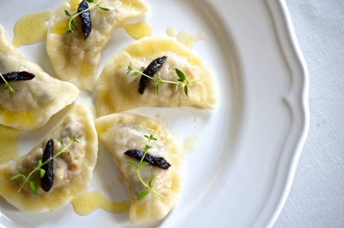 Pierogi z pęczakiem, śliwką kalifornijską, bryndzą i świeżym tymiankiem