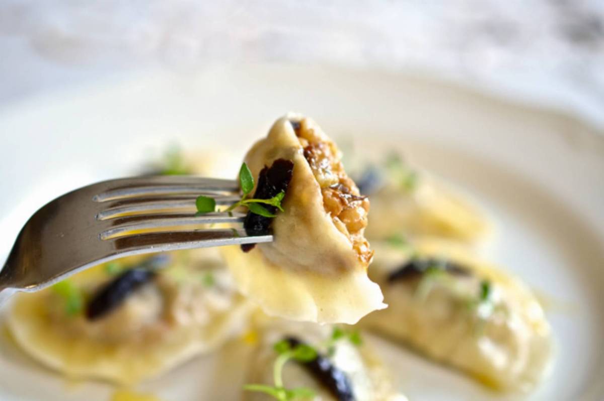 Pierogi_z_pęczakiem_i_śliwką_kalifornijską_foto_2_California_Prune_Board