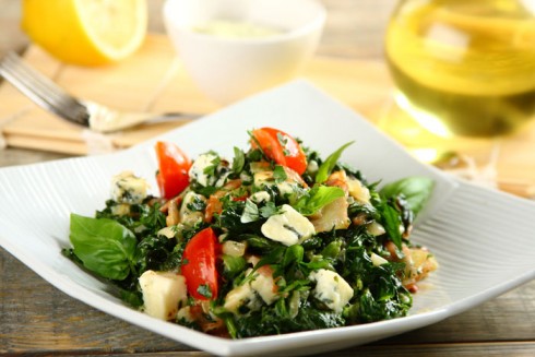 Szpinak-z-pomidorkami,-boczkiem-i-serem-blue