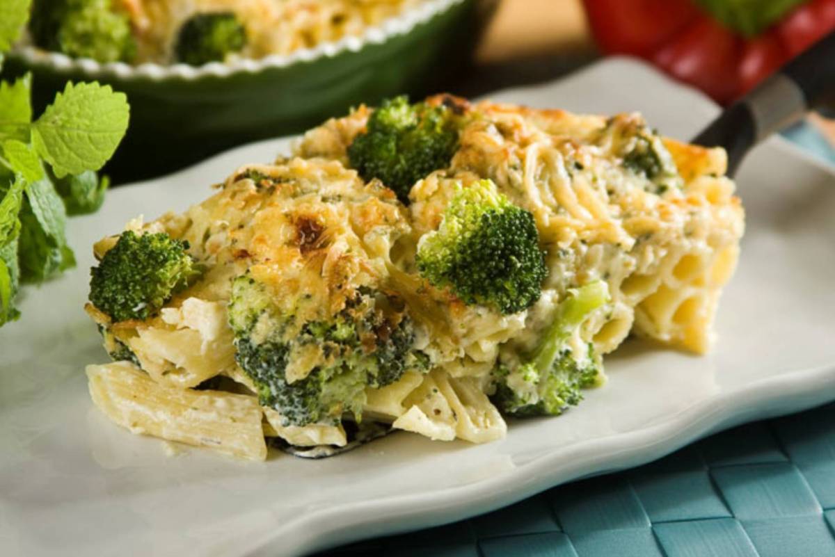 Zapiekanka-makaronowa-z-brokulami