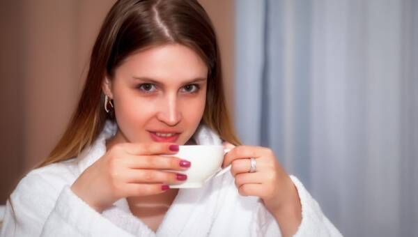 kobieta pijąca z filiżanki