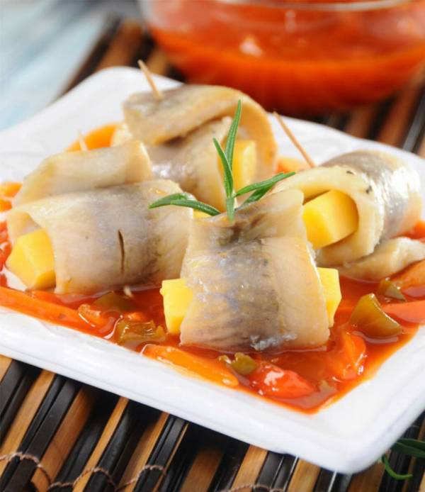 Śledzie w sosie słodko-kwaśnym z ananasem