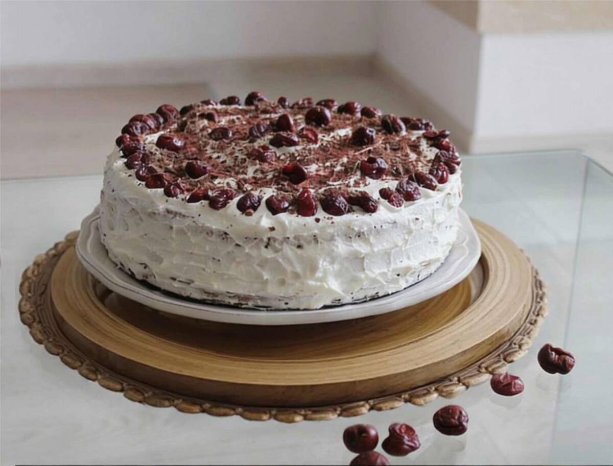 Tort orkiszowy z kremem z ricotty i chrupiącymi puffingowanymi wiśniami