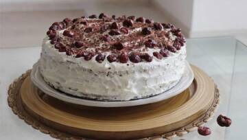 Tort orkiszowy z kremem z ricotty i chrupiącymi puffingowanymi wiśniami