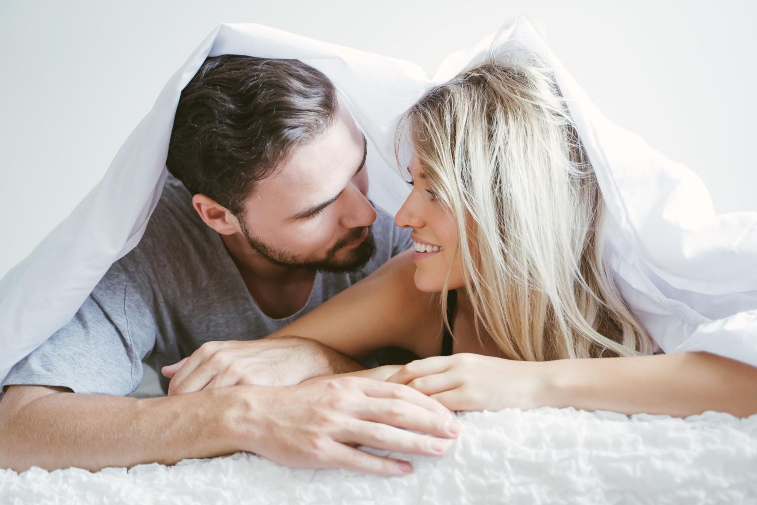 zakochana para w sypialni
