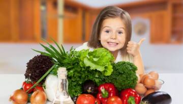 dziecko warzywa i owoce