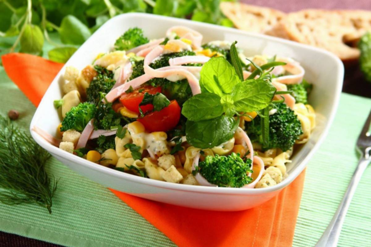 Sałatka z brokułami, szynką i tortellini