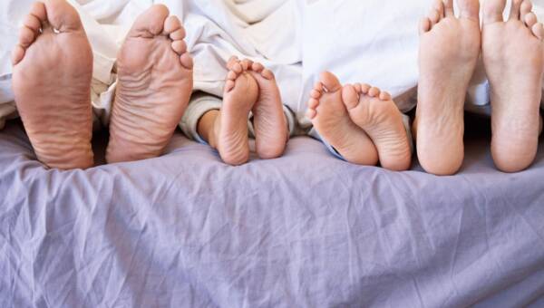 stopy śpiących osób