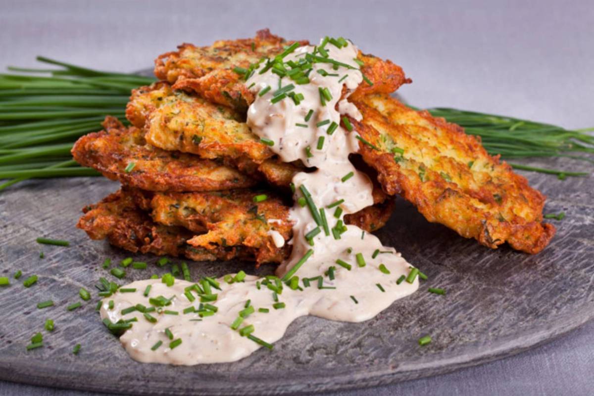 Wiosenne_placki_ziemniaczane_z_sosem_serowo_-_cebulowym_fot.MSM-Mońki-(1)