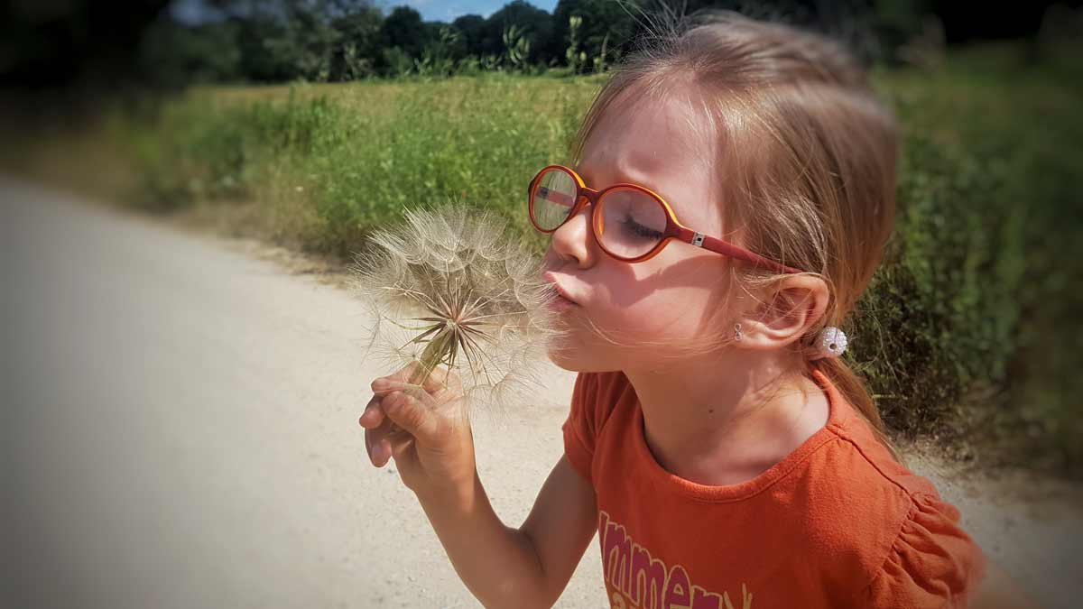 dziecko dmucha na latawiec