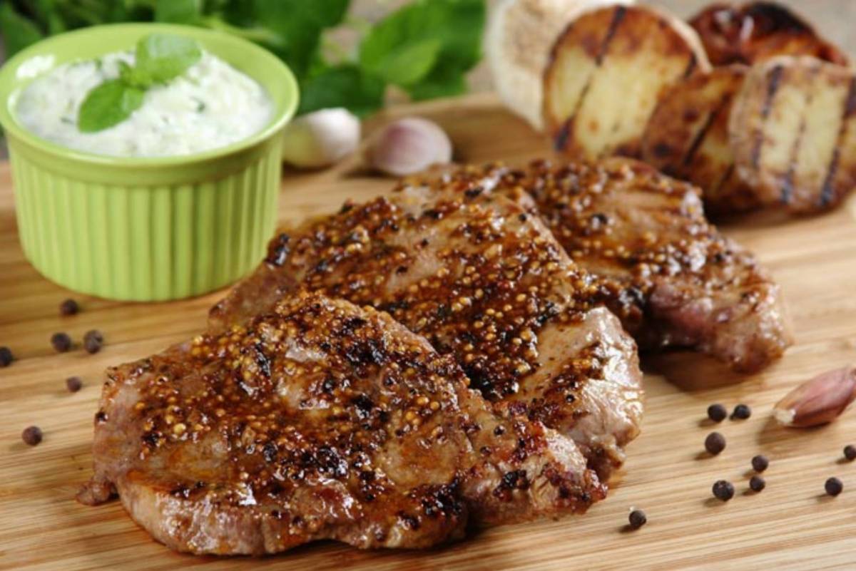 Grillowana karkówka z francuską musztardą i sosem tzatziki