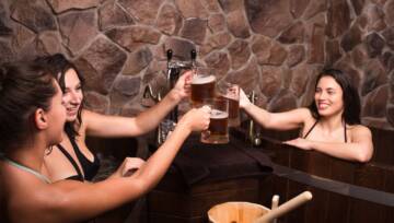 kobiety piją piwo w saunie