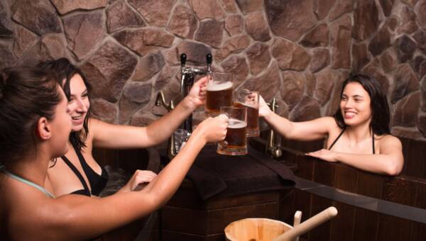 kobiety piją piwo w saunie
