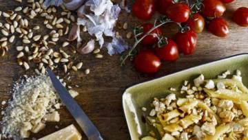 Penne z ricottą, pieczonymi orzechami piniowymi i rozmarynem